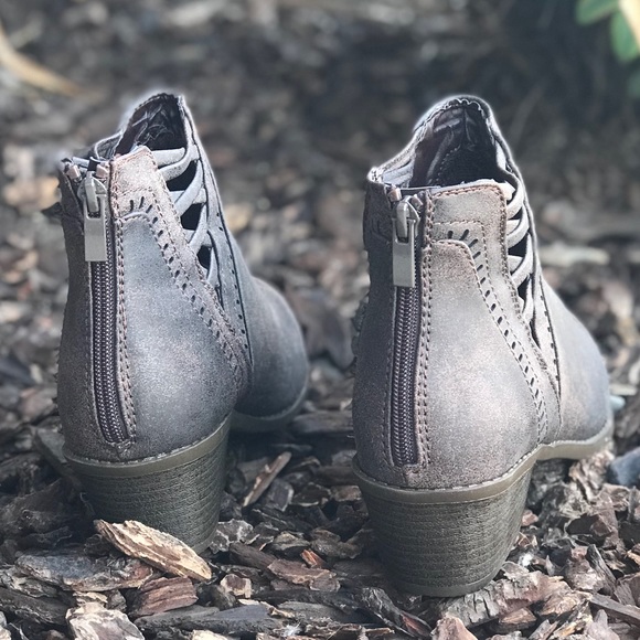 😍restock Brown criss cross v cut booties - Picture 3 of 8